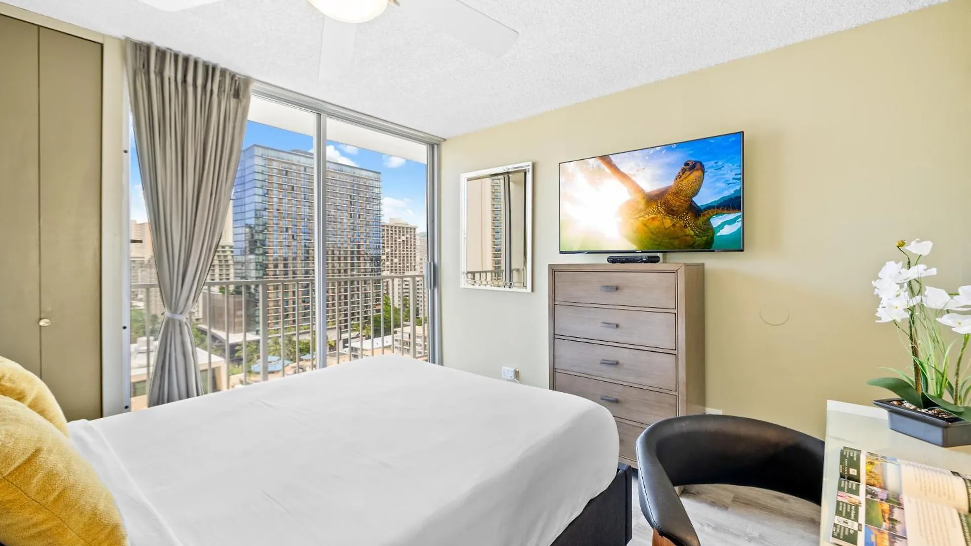Pacific Monarch - 1 Bedroom - Ocean And City Views! Honolulu Aparthotel